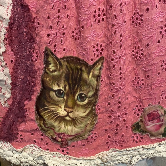 Wearable Art Kittens & Roses Magnolia Pearl Top - Picture 11 of 13